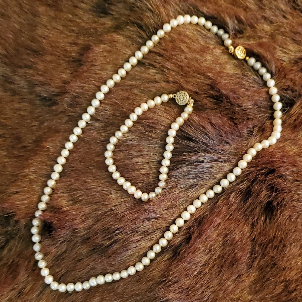 Elegant Vintage Cultured Pearl Necklace & Bracelet Set